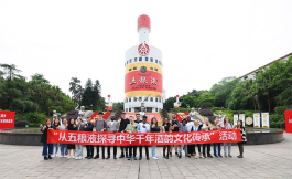 外籍摄影师走进五粮液